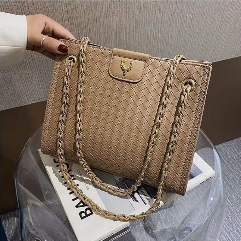 JT01049 IDR.170.000 MATERIAL PU SIZE L26XH21XW10CM WEIGHT 600GR COLOR KHAKI