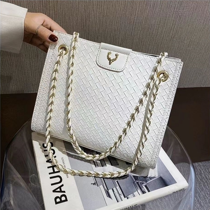 JT01049 IDR.170.000 MATERIAL PU SIZE L26XH21XW10CM WEIGHT 600GR COLOR WHITE
