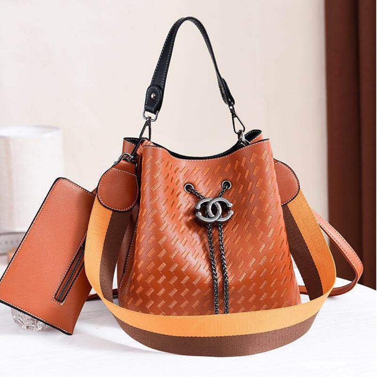 JT01692 (2IN1) IDR.195.000  MATERIAL PU SIZE L23XH24XW14CM WEIGHT 800GR COLOR BROWN