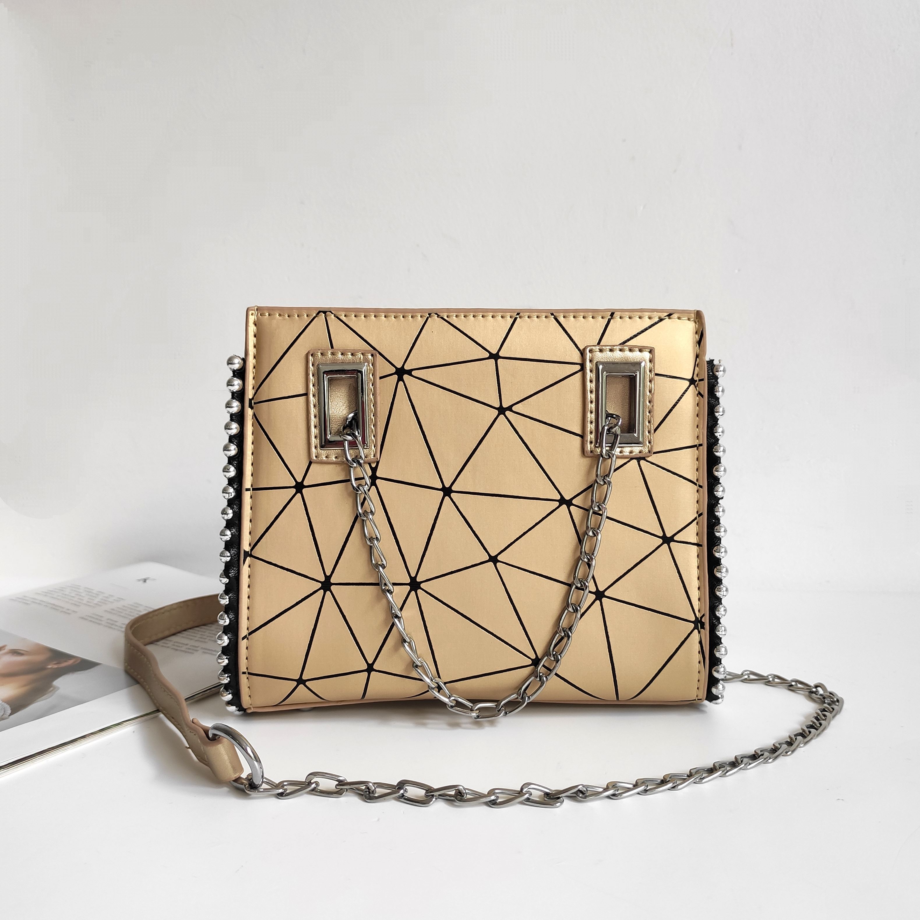 JT01747 IDR.165.000 MATERIAL PU SIZE L19XH16XW6CM WEIGHT 500GR COLOR GOLD