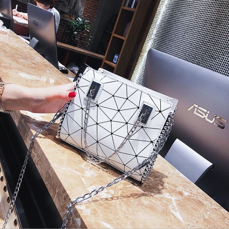 JT01747 IDR.165.000 MATERIAL PU SIZE L19XH16XW6CM WEIGHT 500GR COLOR WHITE