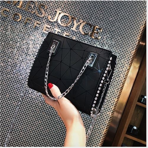 JT01747 IDR.170.000 MATERIAL PU SIZE L19XH16XW6CM WEIGHT 500GR COLOR BLACK