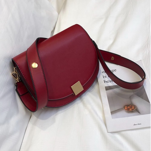 JT026 IDR.170.000 MATERIAL PU SIZE L22.5XH19.5XW8CM WEIGHT 550GR COLOR RED