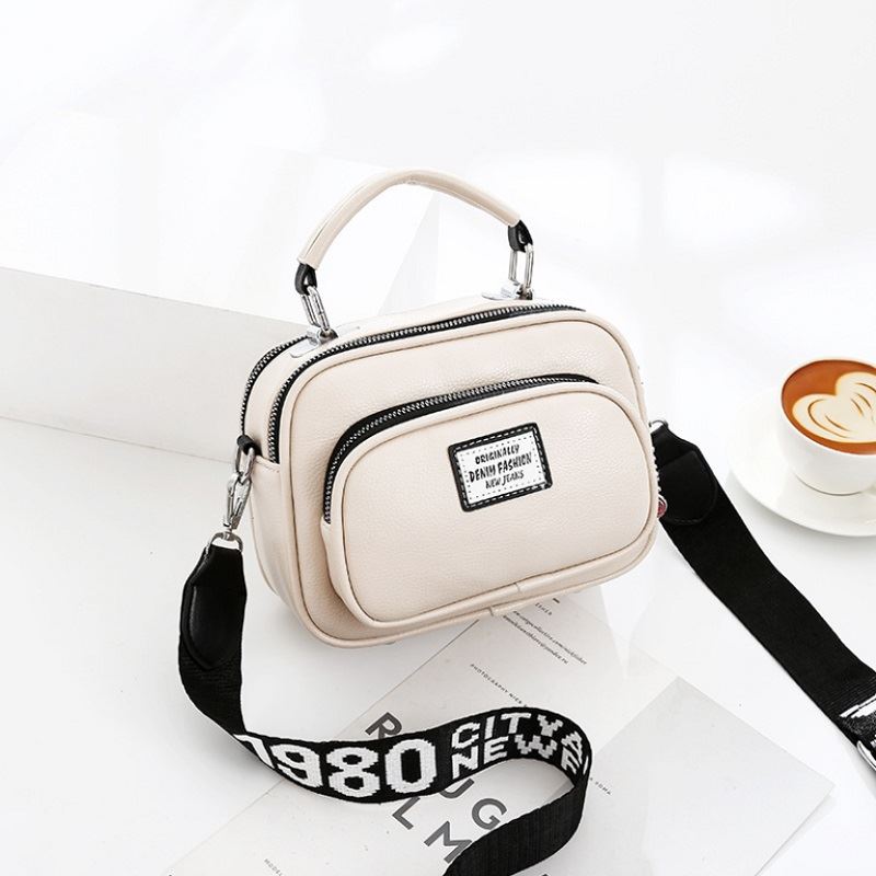JT0400 IDR.159.000 MATERIAL PU SIZE L21XH16XW10CM WEIGHT 550GR COLOR BEIGE