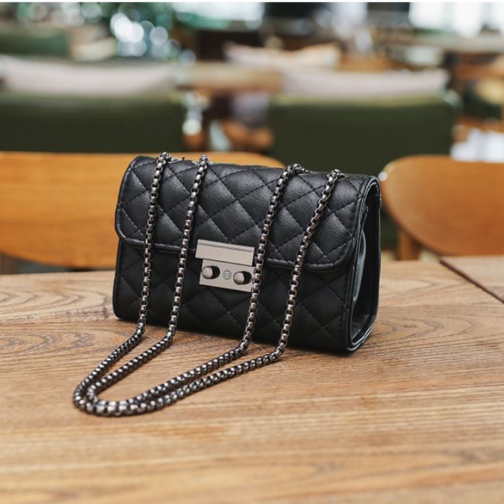 JT0401 IDR.152.000 MATERIAL PU SIZE L18XH12XW8CM WEIGHT 400GR COLOR BLACK