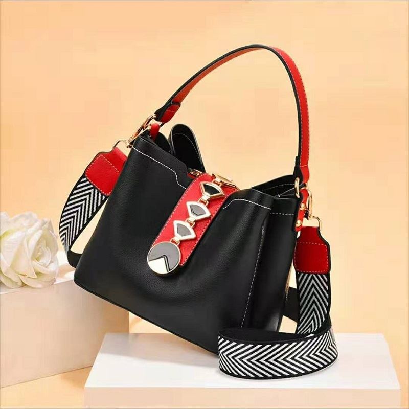JT0880 IDR.184.000 MATERIAL PU SIZE L20XH17.5XW12CM WEIGHT 700GR COLOR BLACK