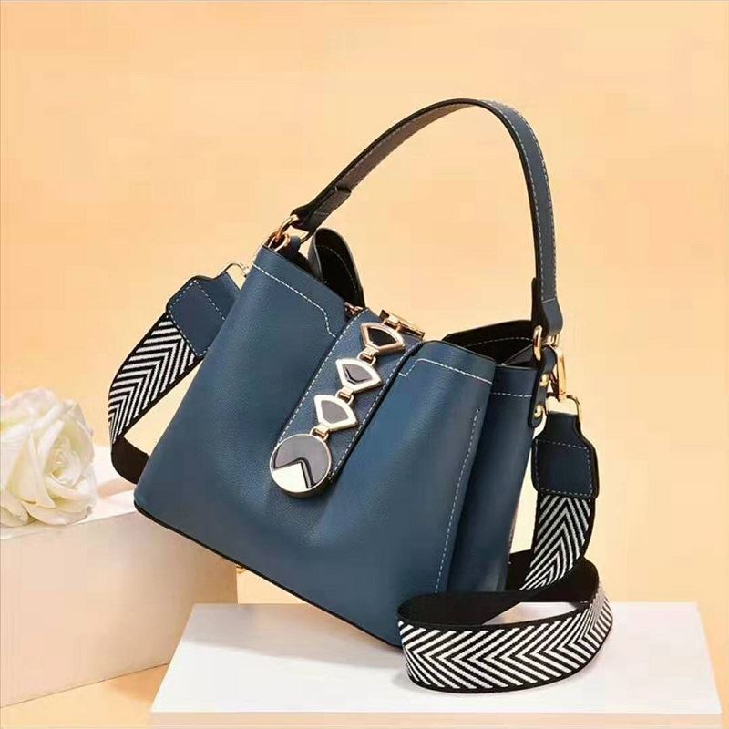JT0880 IDR.184.000 MATERIAL PU SIZE L20XH17.5XW12CM WEIGHT 700GR COLOR BLUE