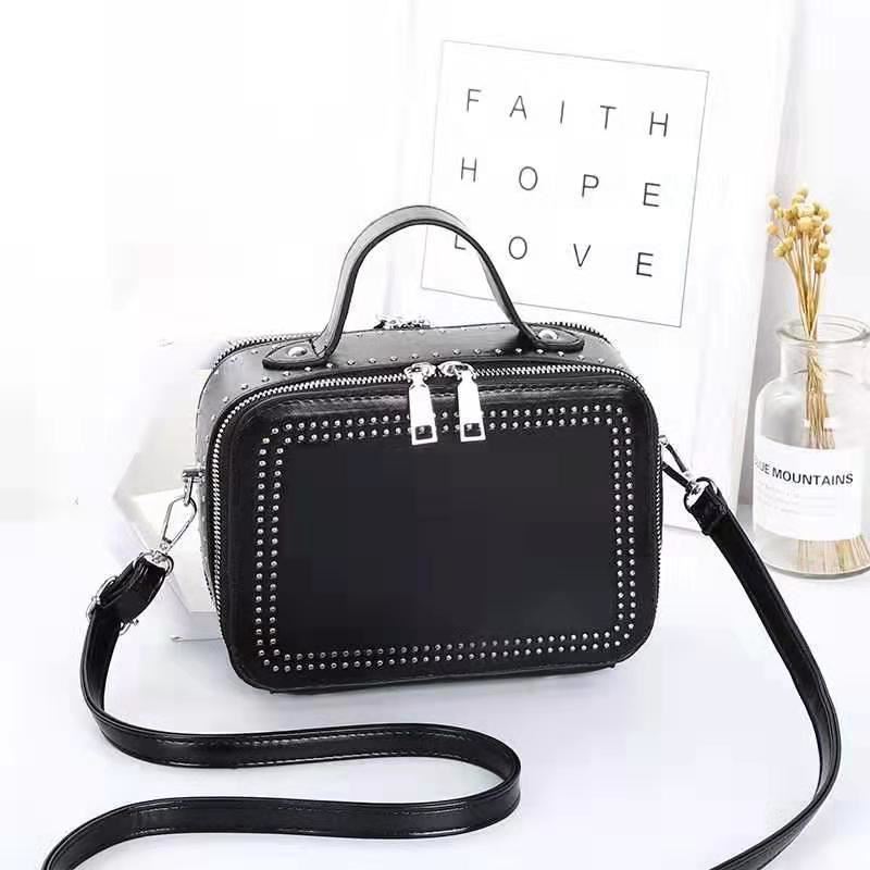JT0926 IDR.155.000 MATERIAL PU SIZE L21XH15.5XW10CM WEIGHT 650GR COLOR BLACK