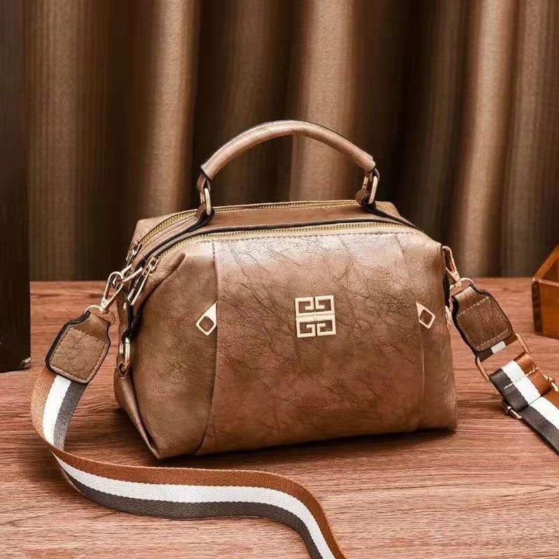 JT09318 IDR.163.000  MATERIAL PU SIZE L25XH18XW13CM WEIGHT 550GR COLOR KHAKI