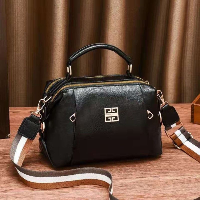 JT09318 IDR.168.000 MATERIAL PU SIZE L25XH18XW13CM WEIGHT 550GR COLOR BLACK