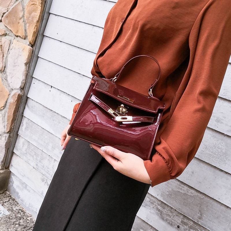 JT1010 IDR.135.000 MATERIAL PU SIZE L20XH15XW7CM WEIGHT 500GR COLOR WINE