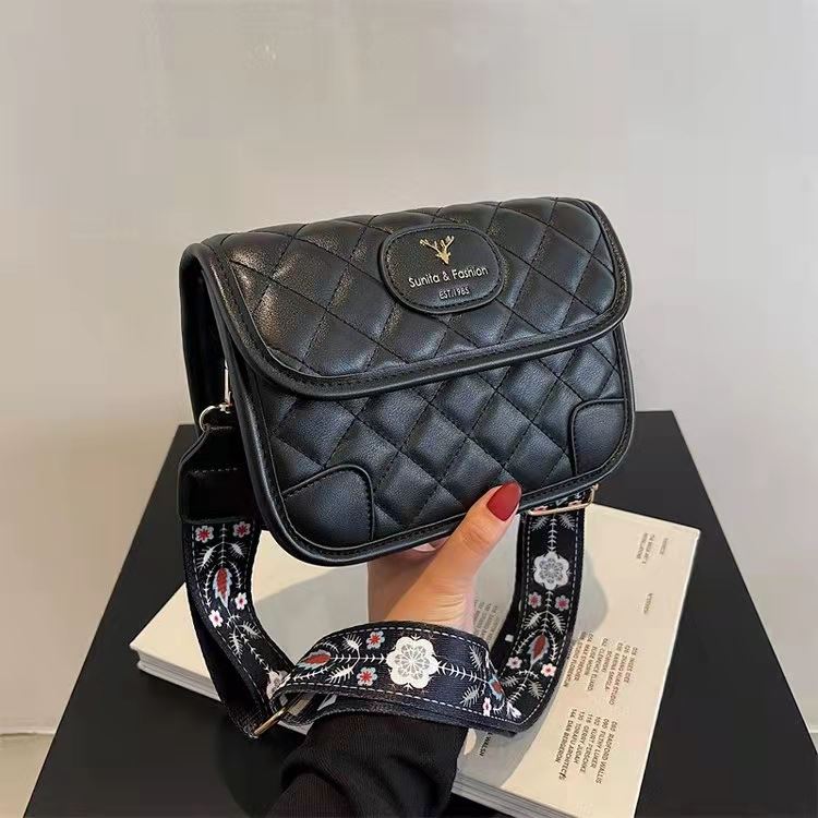 JT106 IDR.159.000 MATERIAL PU SIZE L21XH15XW7CM WEIGHT 450GR COLOR BLACK