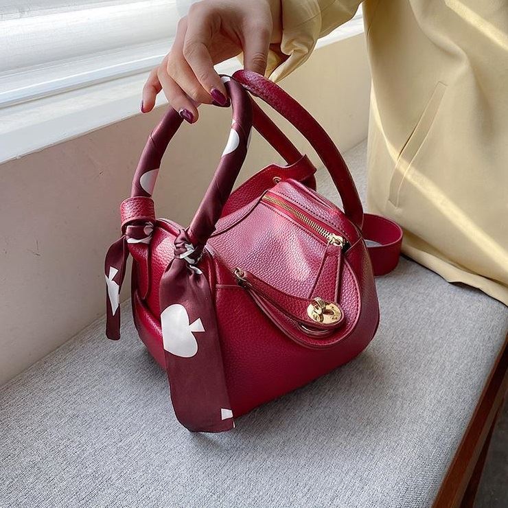JT10951 IDR.180.000 MATERIAL PU SIZE L17XH15XW12CM WEIGHT 450GR COLOR RED