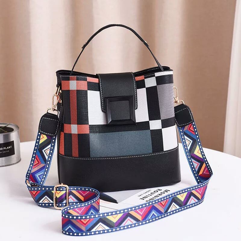 JT12519 IDR.180.000 MATERIAL PU SIZE L25XH23XW13CM WEIGHT 650GR COLOR BLACK