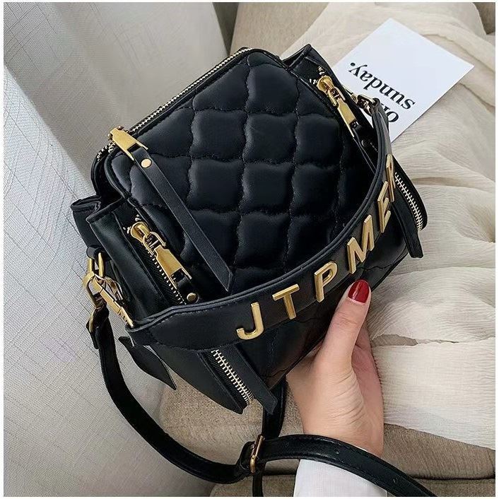 JT12549 IDR.170.000 MATERIAL PU SIZE L19XH19XW10CM WEIGHT 550GR COLOR BLACK