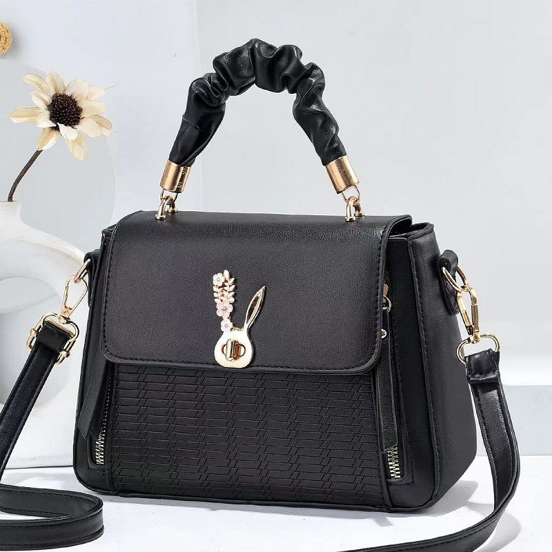 JT13018 IDR.180.000 MATERIAL PU SIZE L25XH18XW10CM WEIGHT 600GR COLOR BLACK