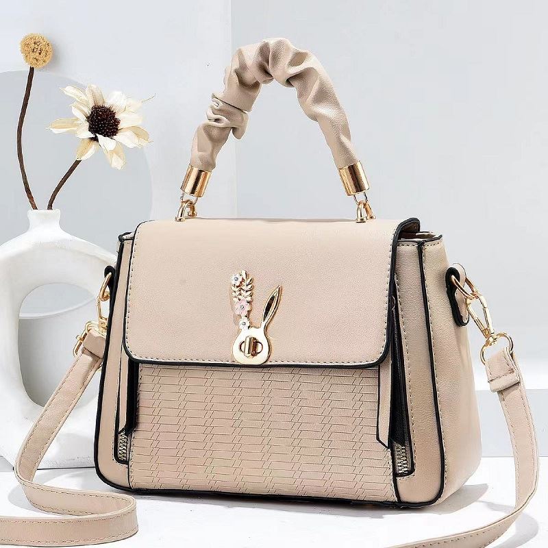 JT13018 IDR.180.000 MATERIAL PU SIZE L25XH18XW10CM WEIGHT 600GR COLOR KHAKI