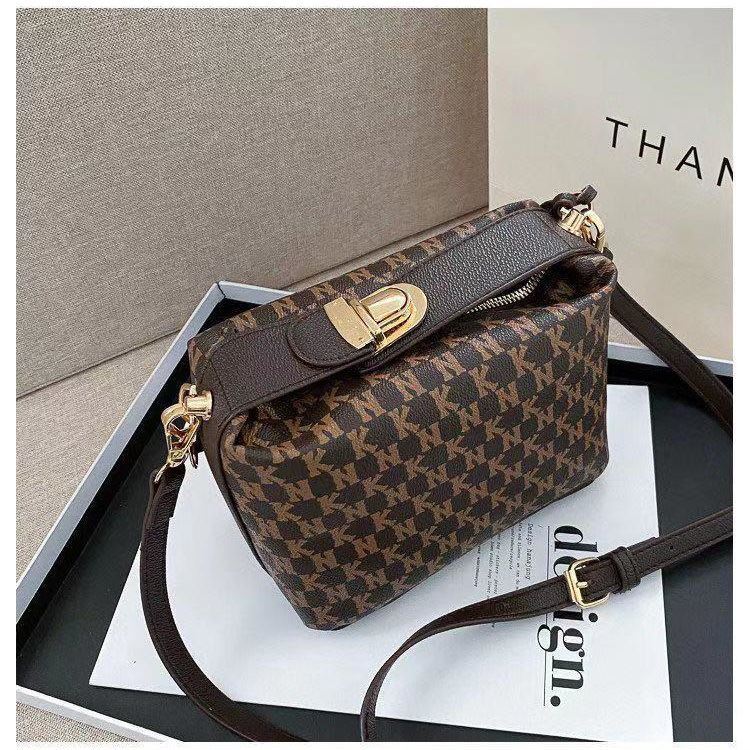 JT14560 IDR.185.000 MATERIAL PU SIZE L19XH10.5XW13CM WEIGHT 650GR COLOR COFFEE