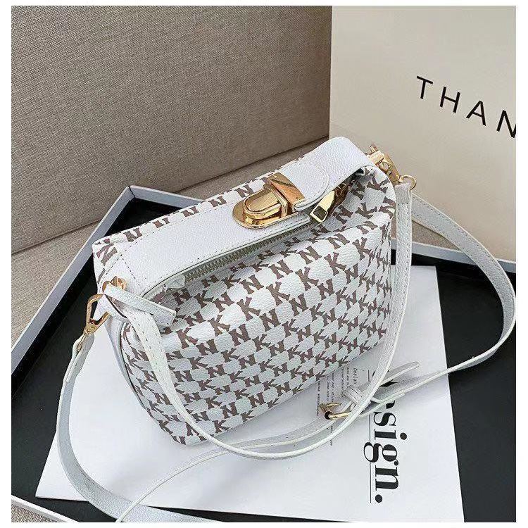 JT14560 IDR.185.000 MATERIAL PU SIZE L19XH10.5XW13CM WEIGHT 650GR COLOR WHITE