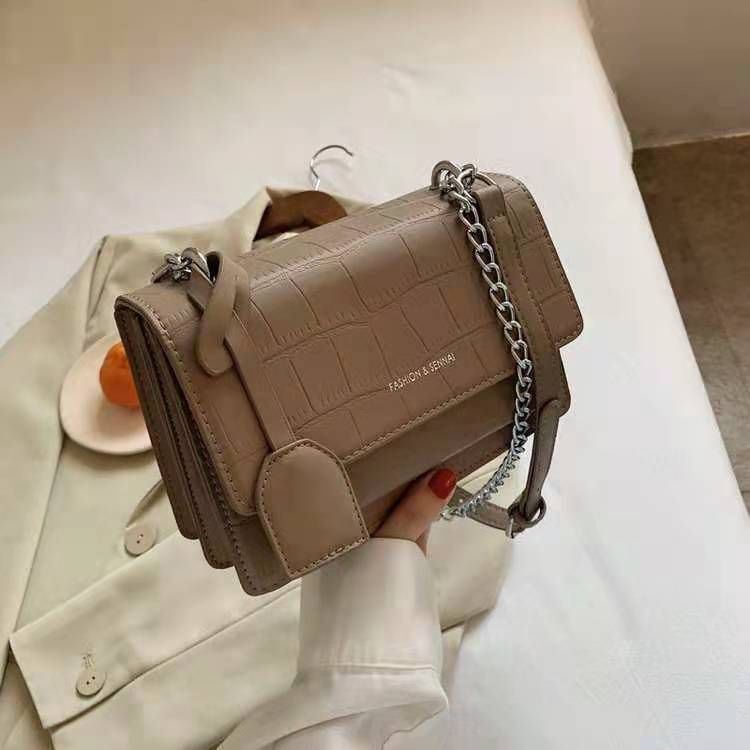 JT15520 IDR.160.000 MATERIAL PU SIZE L22XH14.5XW7.5CM WEIGHT 630GR COLOR KHAKI