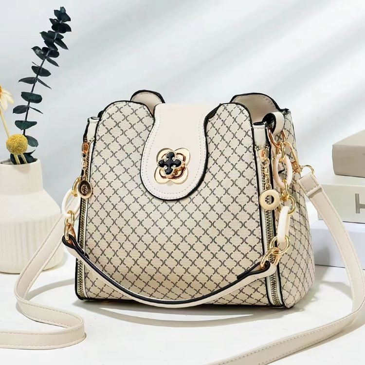 JT18000 IDR.173.000 MATERIAL PU SIZE L23XH19XW10CM WEIGHT 550GR COLOR BEIGE