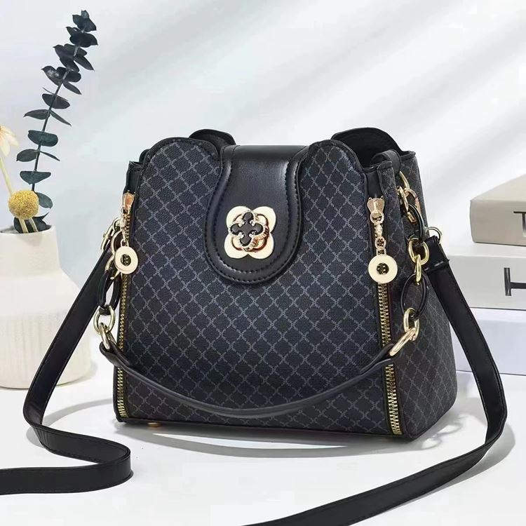 JT18000 IDR.173.000 MATERIAL PU SIZE L23XH19XW10CM WEIGHT 550GR COLOR BLACK