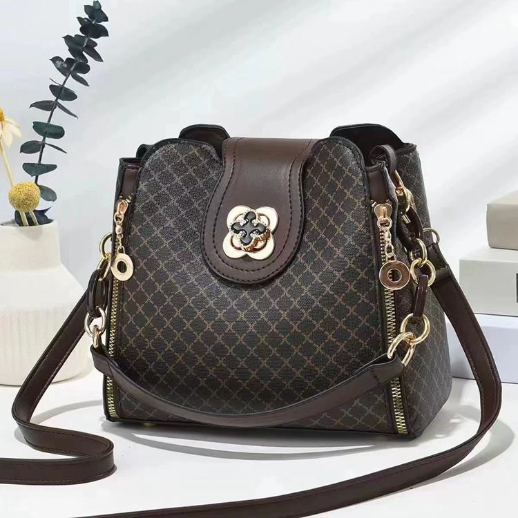 JT18000 IDR.173.000 MATERIAL PU SIZE L23XH19XW10CM WEIGHT 550GR COLOR COFFEE
