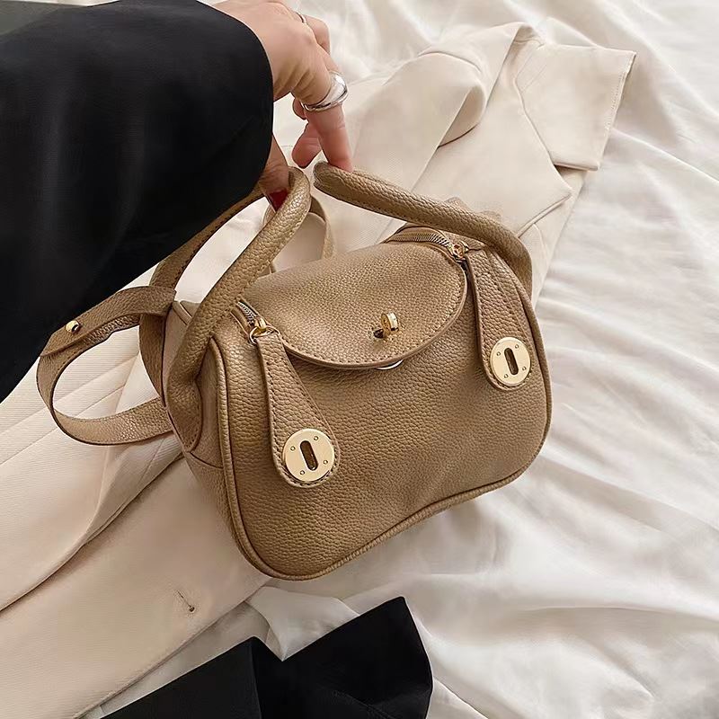 JT18132 IDR.155.000 MATERIAL PU SIZE L19XH14XW11CM WEIGHT 450GR COLOR KHAKI