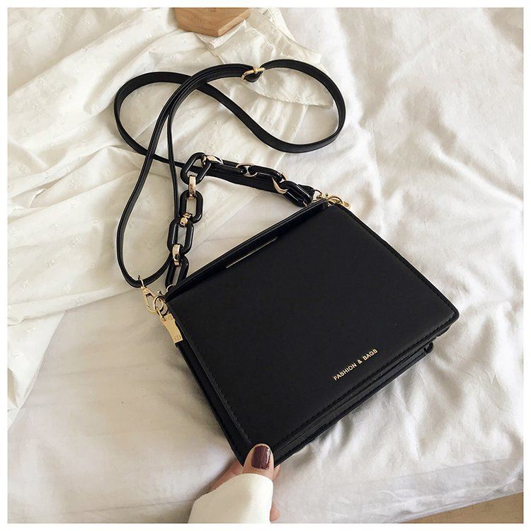 JT18140 IDR.167.000 MATERIAL PU SIZE L21XH17XW9CM WEIGHT 550GR COLOR BLACK