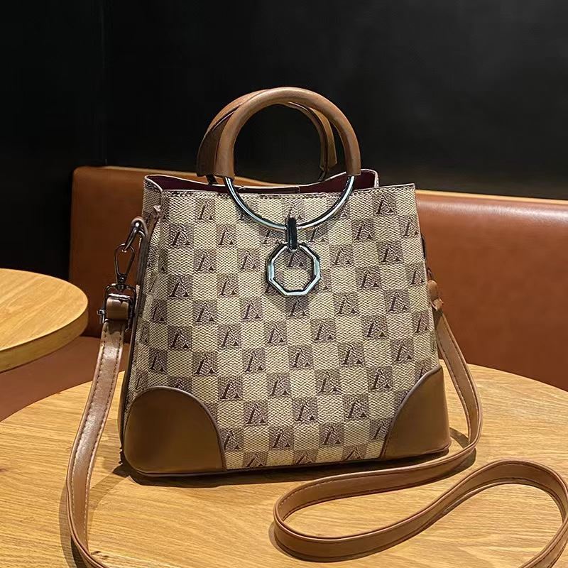 JT188882 IDR.180.000 MATERIAL PU SIZE L23XH19XW11CM WEIGHT 550GR COLOR GRIDKHAKI