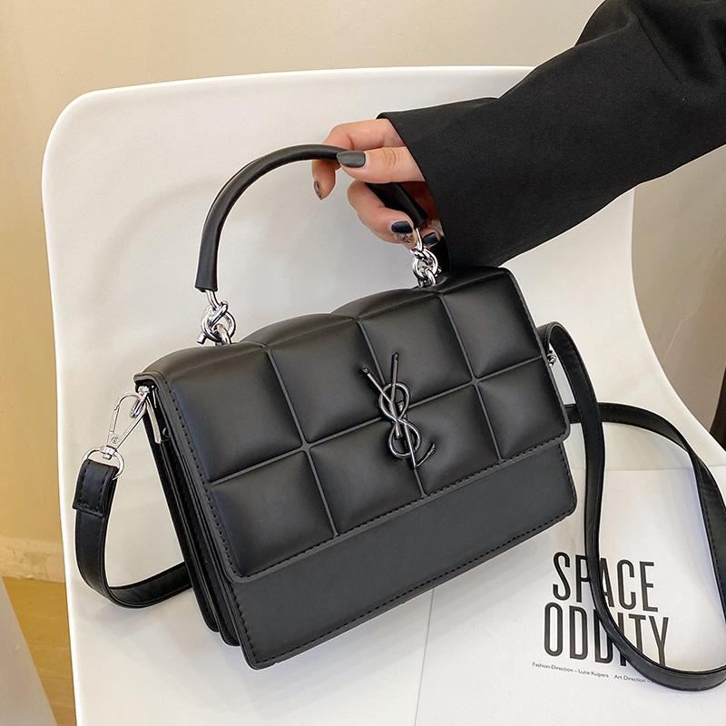 JT19007 IDR.175.000 MATERIAL PU SIZE L22XH16XW7CM WEIGHT 550GR COLOR BLACK