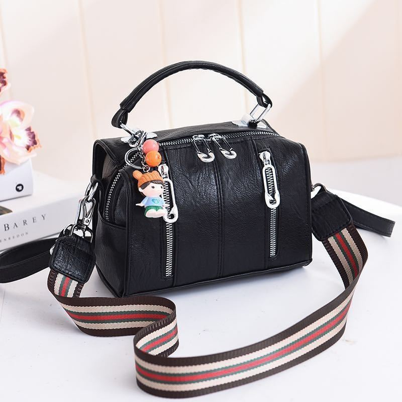 JT19032 IDR.159.000 MATERIAL PU SIZE L20XH15XW12.5CM WEIGHT 550GR COLOR BLACK