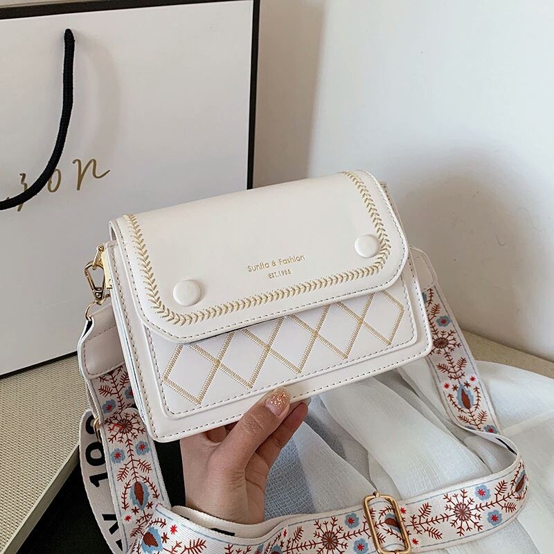 JT1950 IDR.164.000 MATERIAL PU SIZE  L20XH13XW7CM WEIGHT 500GR COLOR BEIGE