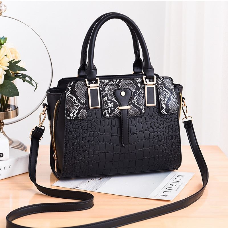 JT20281 IDR.175.000 MATERIAL PU SIZE L28XH22XW13CM WEIGHT 850GR COLOR BLACK