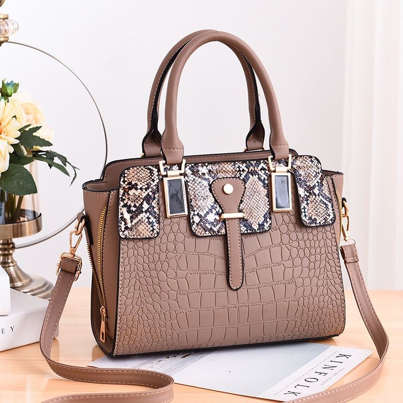 JT20281 IDR.175.000 MATERIAL PU SIZE L28XH22XW13CM WEIGHT 850GR COLOR KHAKI