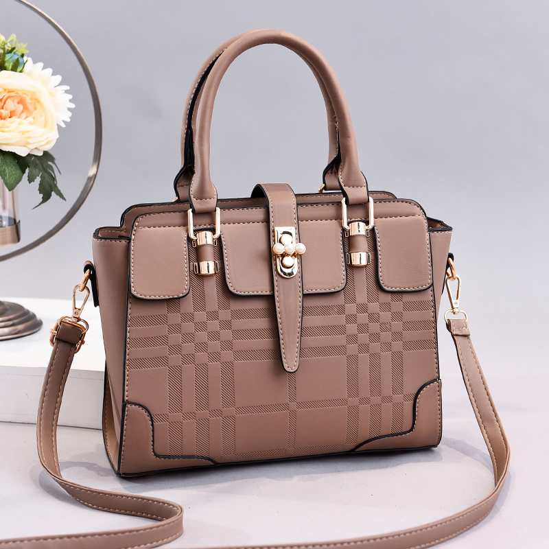 JT20282 IDR.170.000 MATERIAL PU SIZE L27XH22XW9CM WEIGHT 800GR COLOR KHAKI