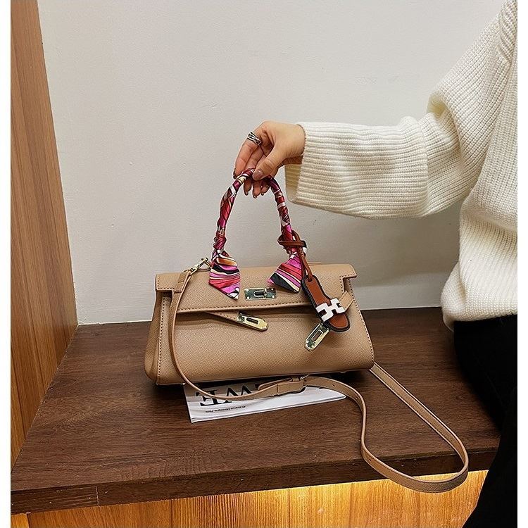 JT2047 IDR.188.000 MATERIAL PU SIZE L29XH17XW12CM WEIGHT 650GR COLOR KHAKI