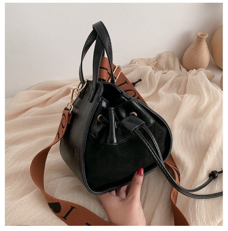 JT214548 IDR.162.000 MATERIAL PU SIZE L15XH19XW11CM  WEIGHT 400GR COLOR BLACK