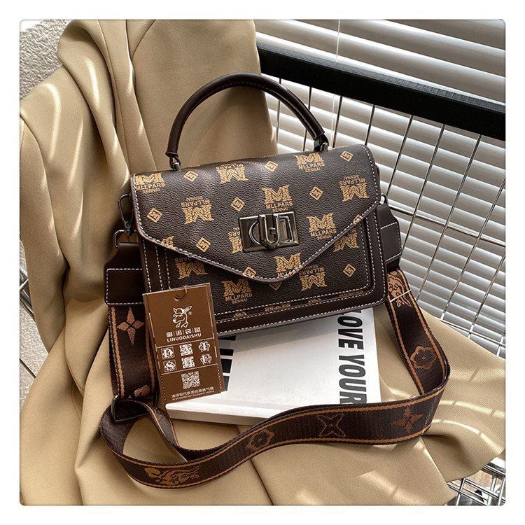 JT2556 IDR.165.000 MATERIAL PU SIZE L22XH15XW10CM WEIGHT 600GR COLOR COFFEE