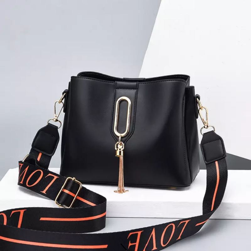 JT28090 IDR.166.000 MATERIAL PU SIZE L22XH10XW7CM WEIGHT 600GR COLOR BLACK