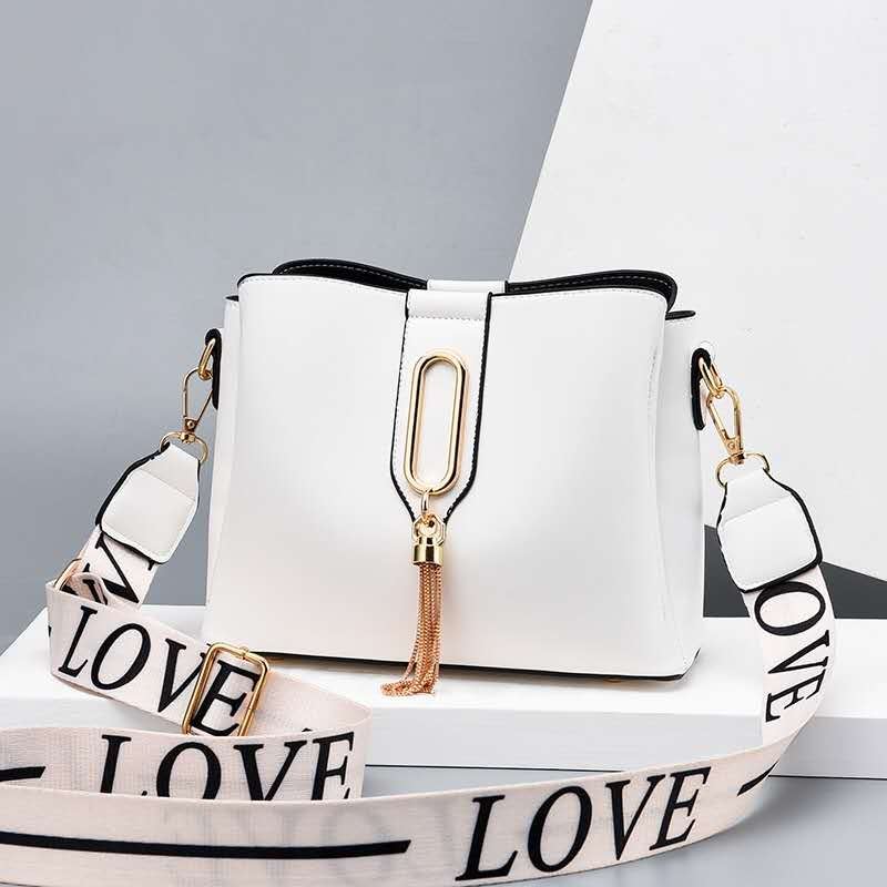 JT28090 IDR.166.000 MATERIAL PU SIZE L22XH10XW7CM WEIGHT 600GR COLOR WHITE