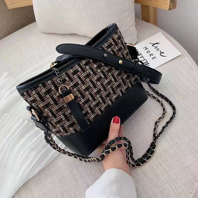 JT31442 IDR.178.000 MATERIAL PU SIZE L20XH18XW9CM WEIGHT 550GR COLOR BLACK