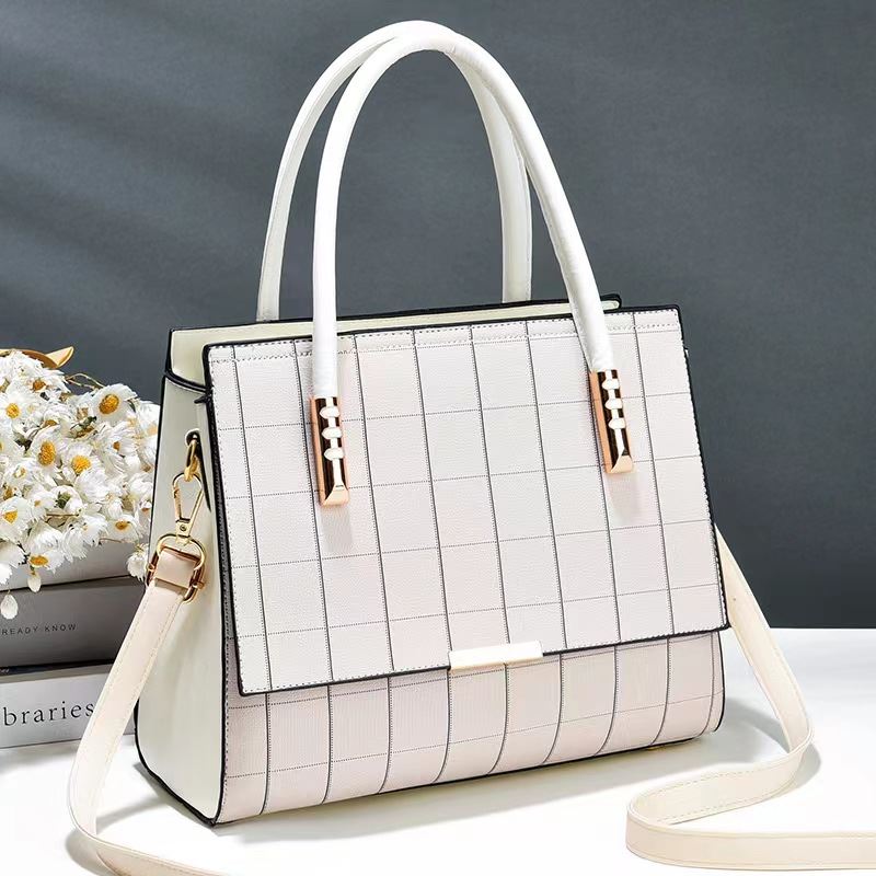 JT3332 IDR.190.000 MATERIAL PU SIZE L30XH24XW14CM WEIGHT 800GR COLOR BEIGE