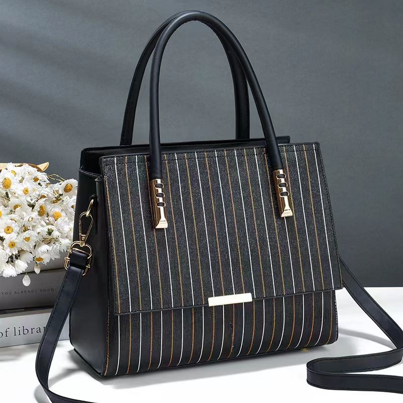 JT3332 IDR.190.000 MATERIAL PU SIZE L30XH24XW14CM WEIGHT 800GR COLOR BLACKLINE