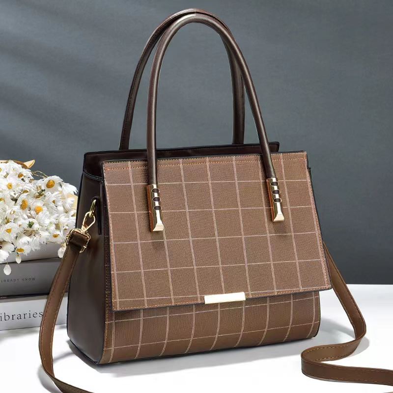 JT3332 IDR.190.000 MATERIAL PU SIZE L30XH24XW14CM WEIGHT 800GR COLOR BROWN