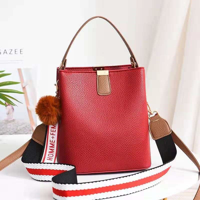 JT351 IDR.155.000 MATERIAL PU SIZE L20XH21.5XW13CM WEIGHT 550GR COLOR WINE