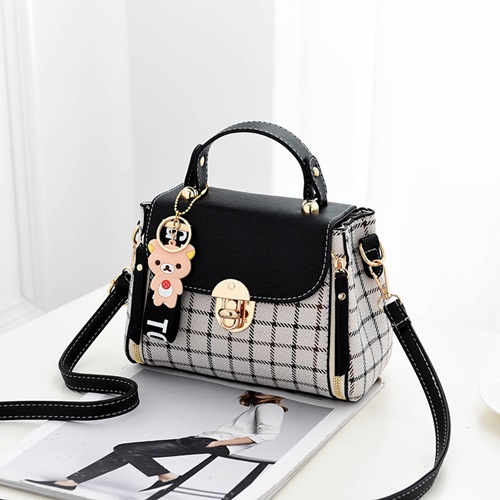 JT387 IDR.150.000 MATERIAL CANVAS SIZE L20XH15XW11CM WEIGHT 600GR COLOR BLACK