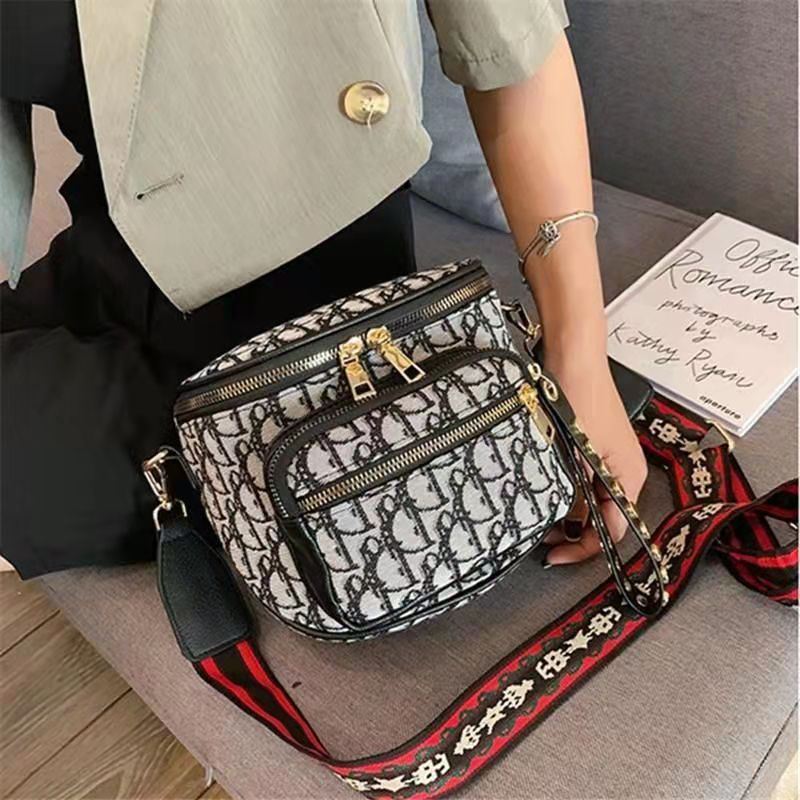 JT3881 IDR.166.000 MATERIAL CANVAS SIZE L19XH17XW7CM WEIGHT 400GR COLOR BLACK