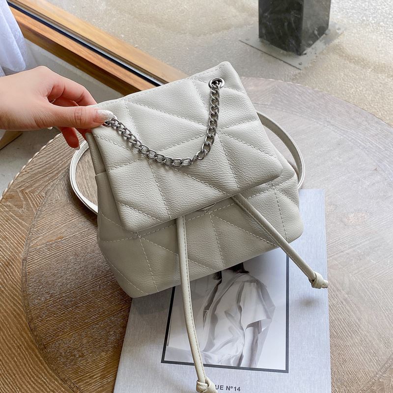 JT504 IDR.179.000 MATERIAL PU SIZE L23XH20XW13CM WEIGHT 380GR COLOR WHITE