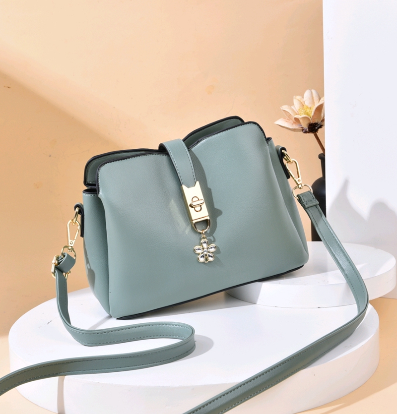 JT551 IDR.171.000 MATERIAL PU SIZE L23XH18XW6CM WEIGHT 550GR COLOR GREEN